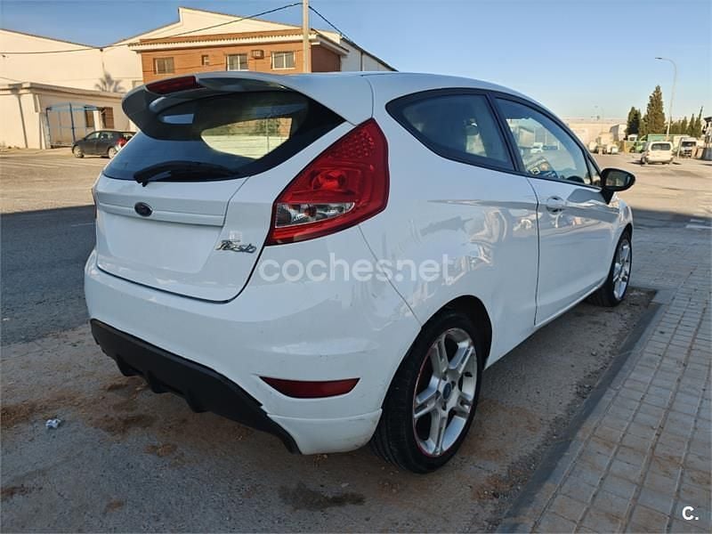 Usado Ford Fiesta Sport 90 CV (66 kW) 2010 Blanco Utilitario