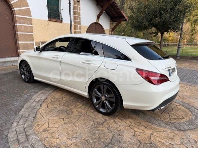 Usado Mercedes CLA220 Shooting Brake 177 CV (130 kW) 2017 Blanco Familiar