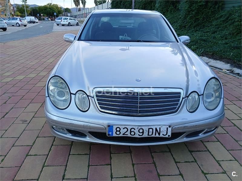 Usado Mercedes E220 Avantgarde 143 CV (105 kW) 2003 Gris / plata Berlina