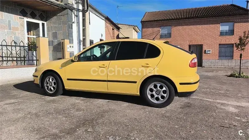 Usado Seat Leon 110 CV (80 kW) 2000 Amarillo Utilitario