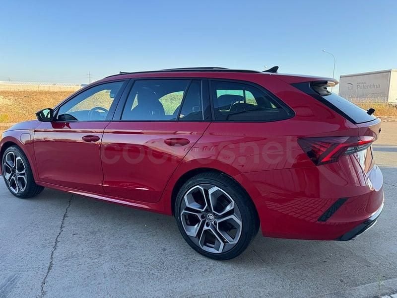Usado Skoda Octavia RS 245 CV (180 kW) 2021 Rojo Familiar