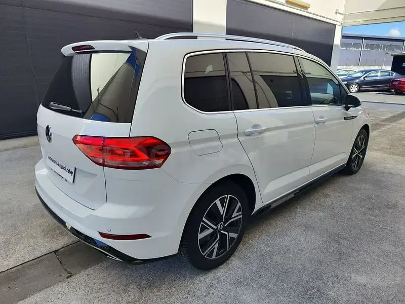 Usado VW Touran R-line 150 CV (110 kW) 2021 Blanco Monovolumen