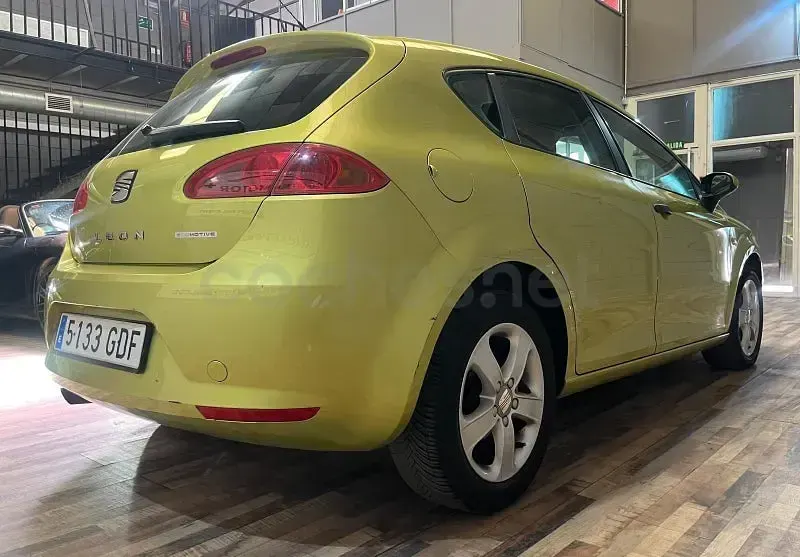 Usado Seat Leon Stylance 105 CV (77 kW) 2008 Verde Utilitario