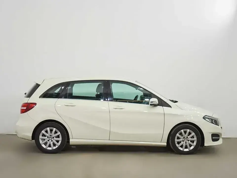 Usado Mercedes B180 109 CV (80 kW) 2015 Blanco Monovolumen