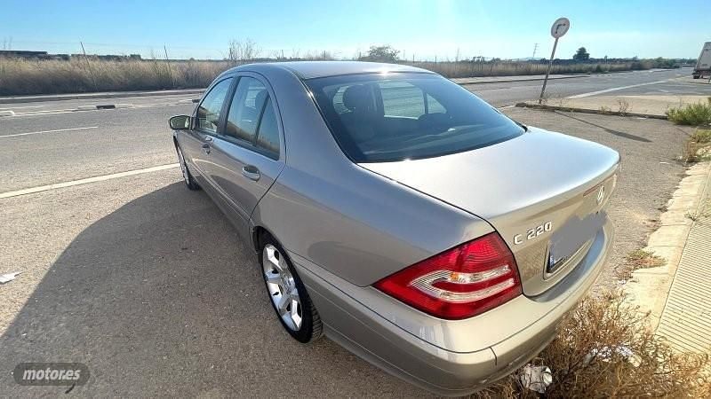 Gris / plateado Usado 2006 Mercedes 220 Sport Edition Berlina | 11.900 € - Imagen 1/4