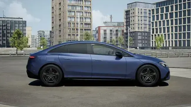 Nuevo Mercedes EQE350 AMG 234 kW (319 CV) 2026 Azul Berlina