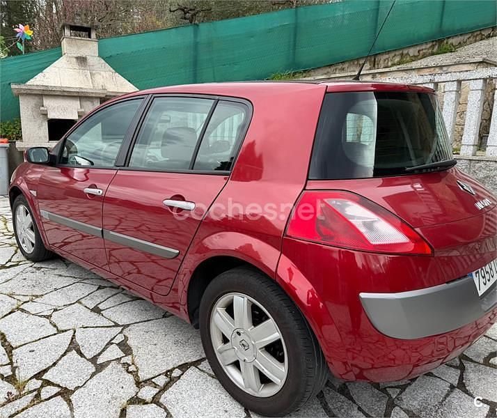 Usado Renault Mégane II Dynamique 130 CV (95 kW) 2005 Rojo Berlina
