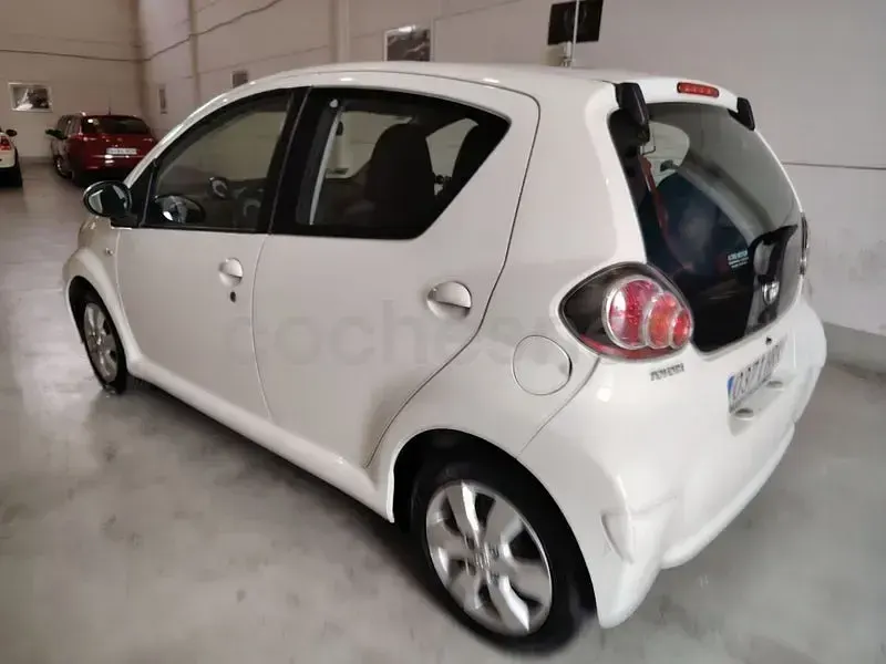 Usado Toyota Aygo City 68 CV (50 kW) 2013 Blanco Utilitario