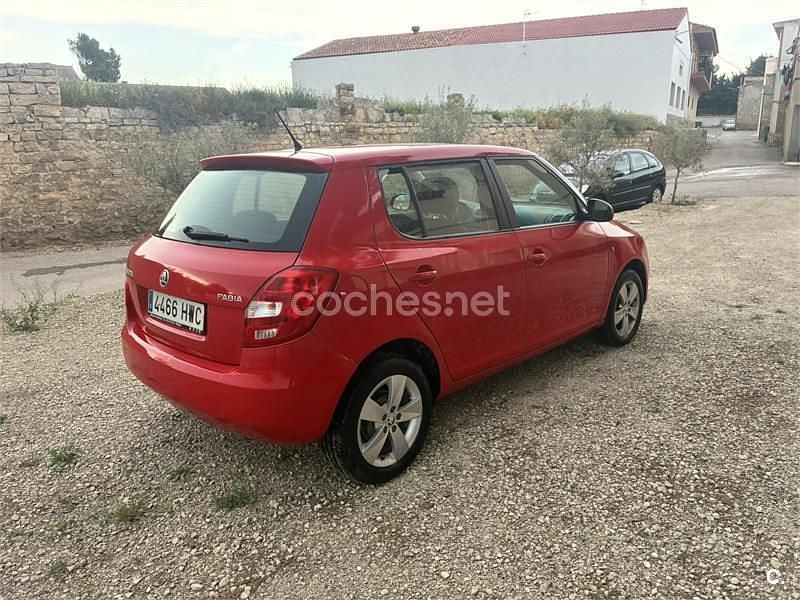 Usado Skoda Fabia Active 60 CV (44 kW) 2014 Rojo Berlina