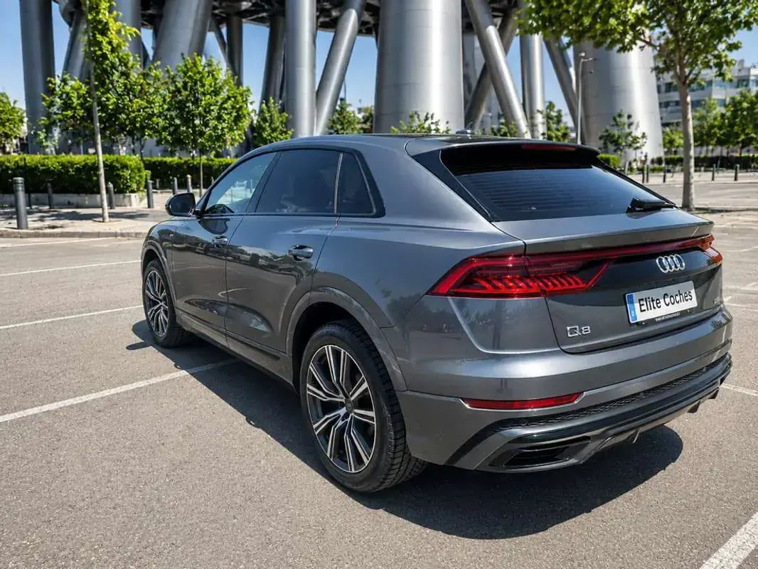 Usado Audi Q8 S-line plus 286 CV (210 kW) 2022 Gris SUV