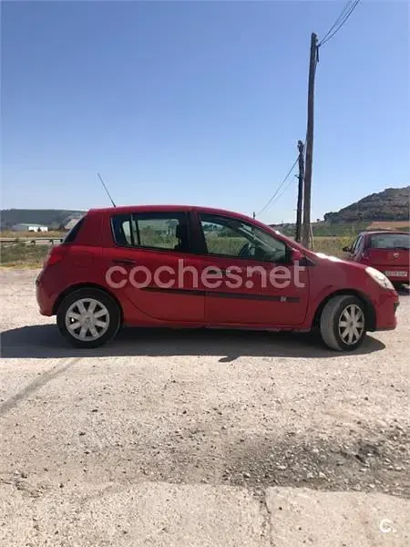 Usado Renault Clio II 100 CV (73 kW) 2006 Rojo Berlina