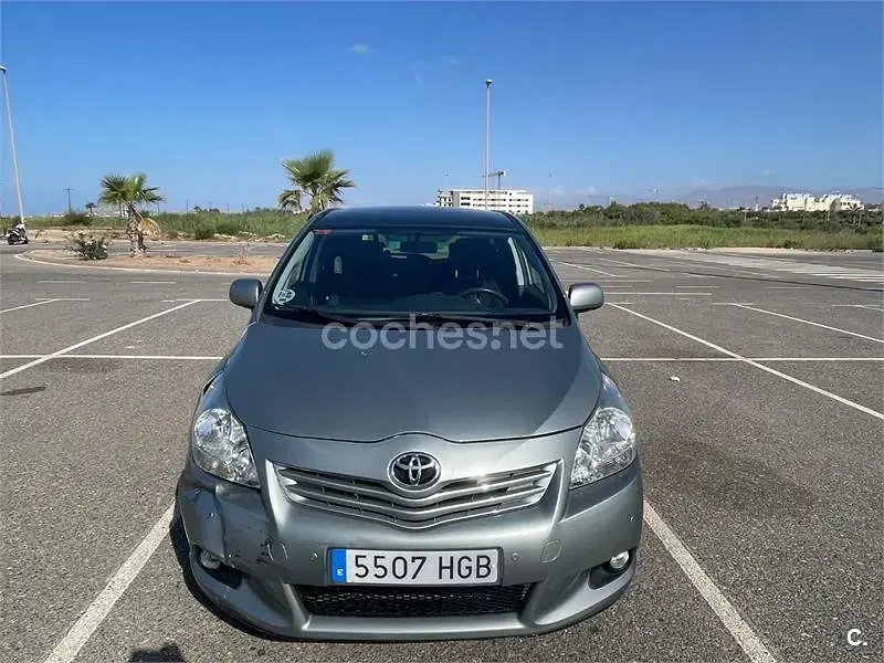Usado Toyota Verso Active 126 CV (92 kW) 2011 Gris / plata Monovolumen