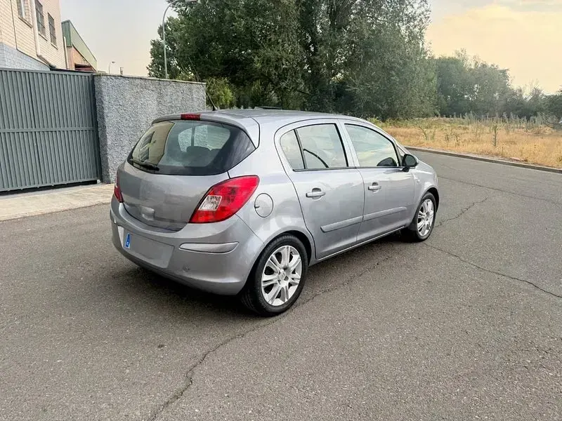 Usado Opel Corsa Cosmo 75 CV (55 kW) 2007 Gris / plata Utilitario
