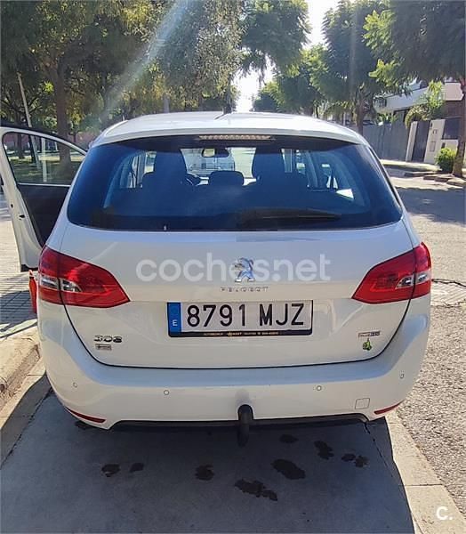 Usado Peugeot 308 SW Active 120 CV (88 kW) 2015 Blanco Familiar