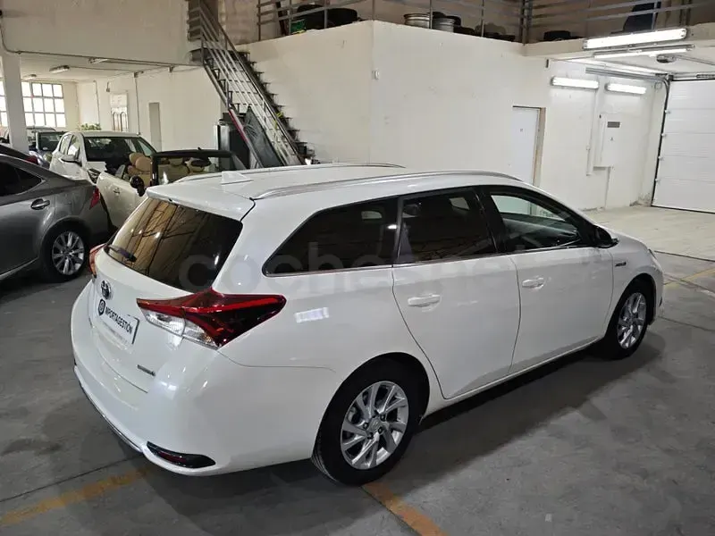 Usado Toyota Auris Hybrid Active 136 CV (100 kW) 2016 Blanco Familiar