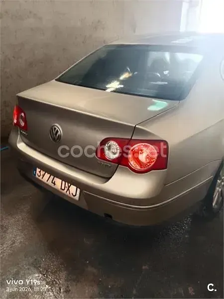 Usado VW Passat Advance 140 CV (102 kW) 2005 Marrón Familiar
