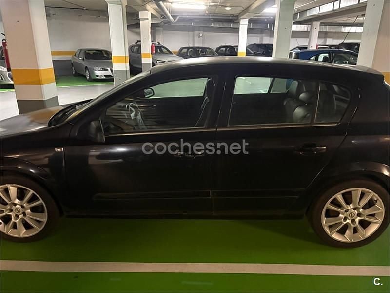 Usado Opel Astra Cosmo 120 HP (88 kW) 2005 Preto Sedan
