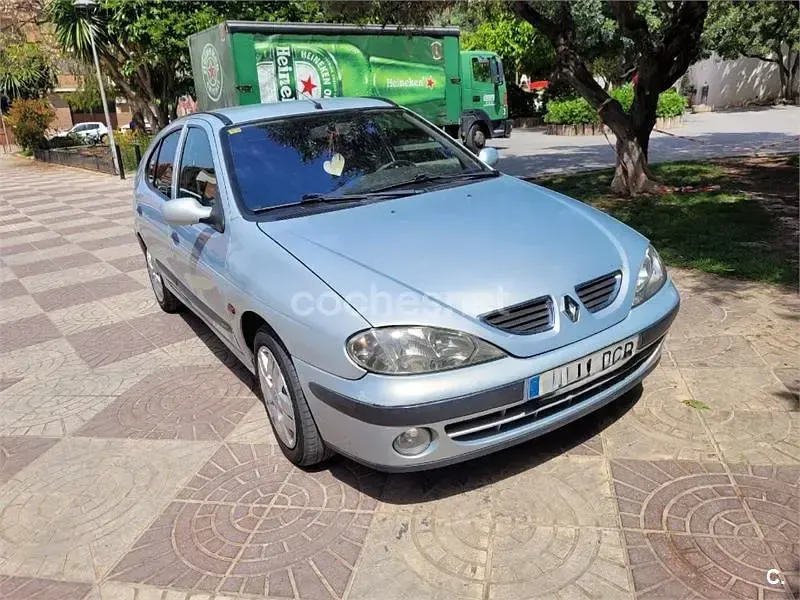 Usado Renault Mégane Expression 80 CV (58 kW) 2001 Gris / plata Berlina