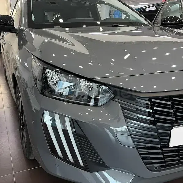 Nuevo Peugeot 208 Allure 110 CV (80 kW) 2025 Gris / plata Utilitario