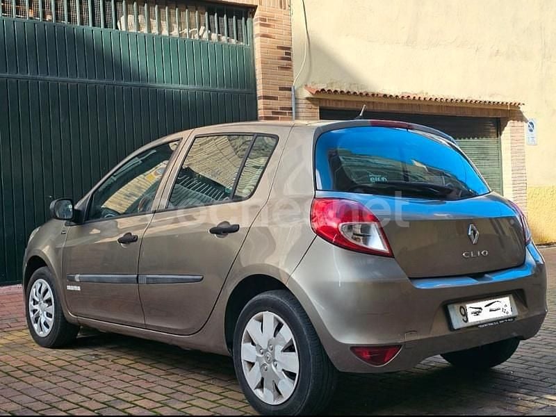 Usado Renault Clio II Authentique 75 CV (55 kW) 2011 Gris / plata Berlina