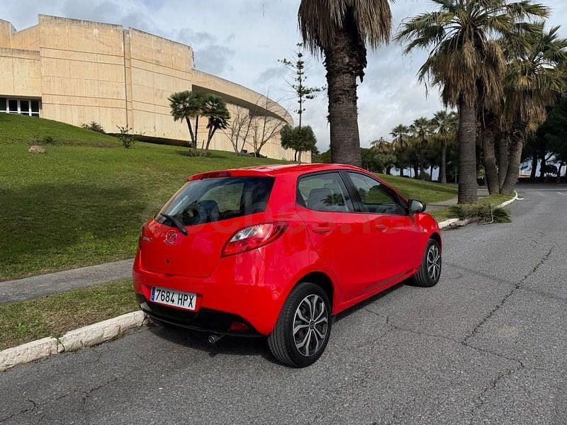 Usado Mazda 2 75 CV (55 kW) 2013 Rojo Utilitario
