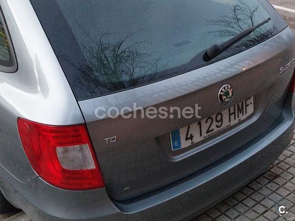 Usado Skoda Superb Active 140 CV (102 kW) 2012 Gris / plata Familiar