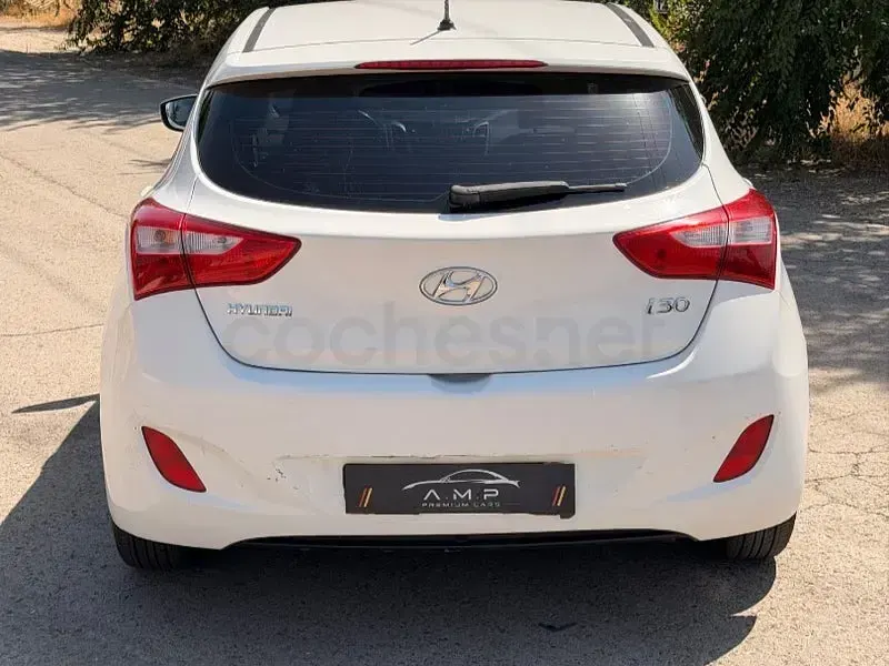Usado Hyundai i30 100 CV (73 kW) 2015 Blanco Berlina