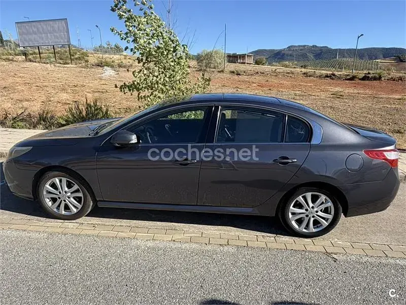 Usado Renault Latitude Privilege 150 CV (110 kW) 2011 Gris / plata Berlina