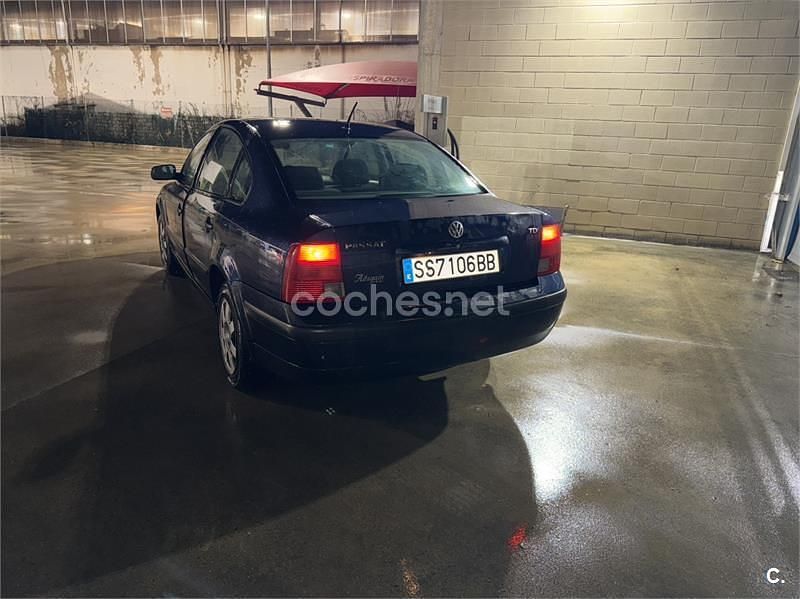 Usado VW Passat Comfortline 110 CV (80 kW) 1998 Azul Berlina