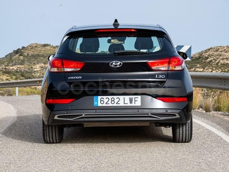 Usado Hyundai i30 110 CV (80 kW) 2022 Negro Berlina
