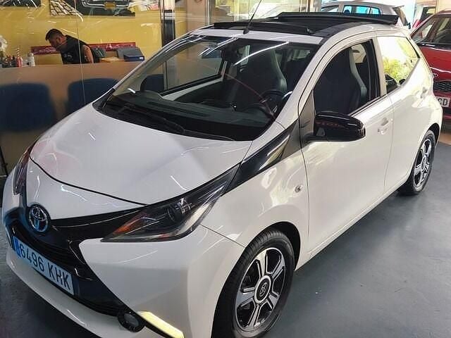 Usado Toyota Aygo X-play 69 CV (50 kW) 2018 Blanco Utilitario