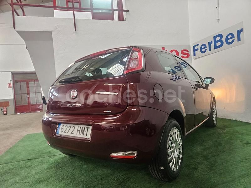 Usado Fiat Punto Pop 69 CV (50 kW) 2012 Granate Berlina