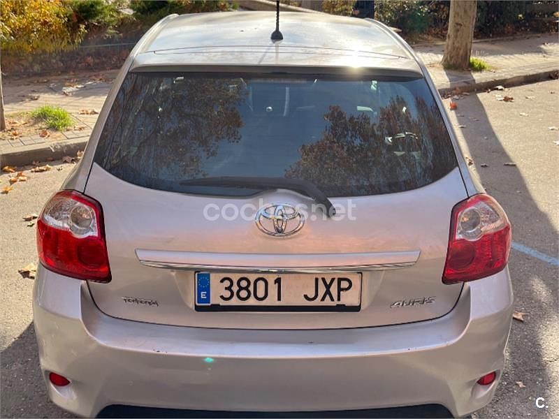 Usado Toyota Auris Active 101 CV (74 kW) 2011 Gris / plata Utilitario