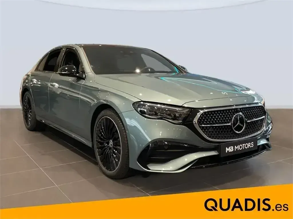 Usado Mercedes E220 197 CV (144 kW) 2024 Verde silver Berlina