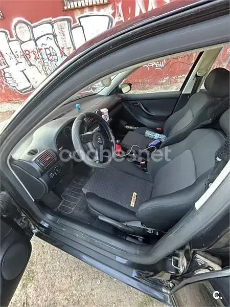 Usado Seat Leon 105 CV (77 kW) 2004 Negro Utilitario
