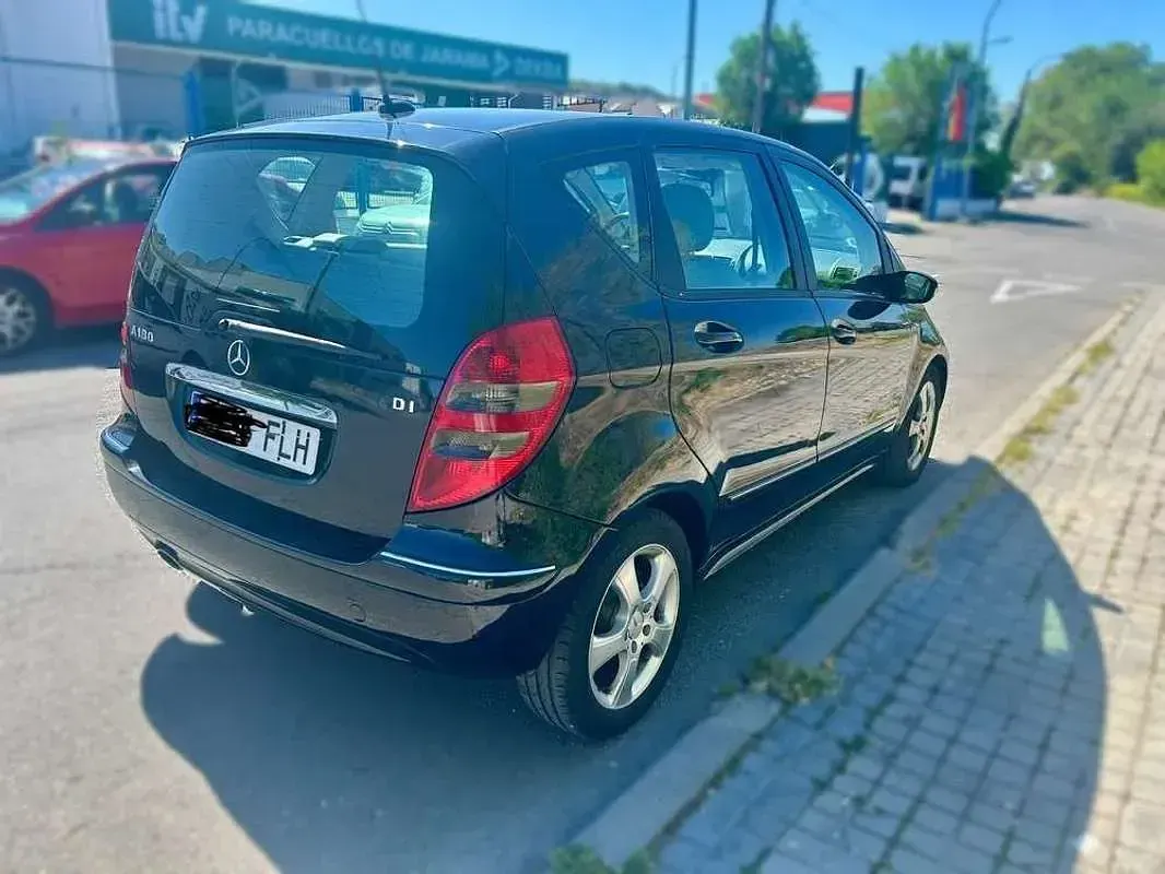 Usado Mercedes A180 Avantgarde 109 CV (80 kW) 2007 Negro Utilitario