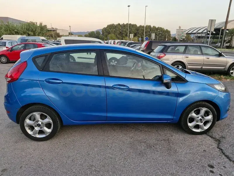 Usado Ford Fiesta Trend 68 CV (50 kW) 2009 Azul Berlina