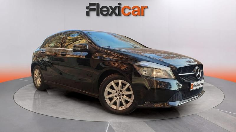 Usado Mercedes A180 AMG line 109 CV (80 kW) 2017 Negro Utilitario