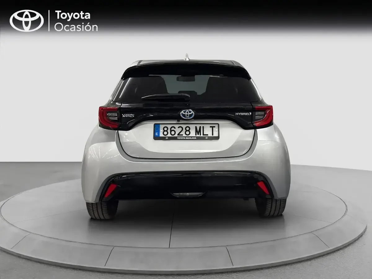 Usado Toyota Yaris Hybrid Style 116 CV (85 kW) 2023 Gris àgata Berlina