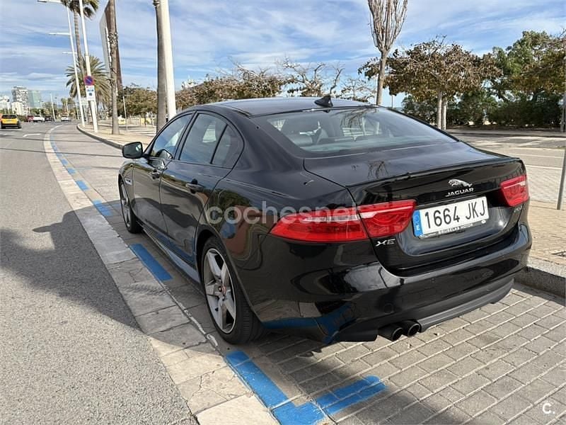 Usado Jaguar XE R-Sport 180 CV (132 kW) 2015 Negro Berlina