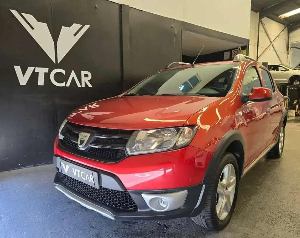 Usado Dacia Sandero Stepway 90 CV (66 kW) 2015 Rojo Utilitario