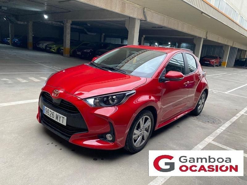 Usado Toyota Yaris Hybrid Active 116 CV (85 kW) 2025 Rojo
