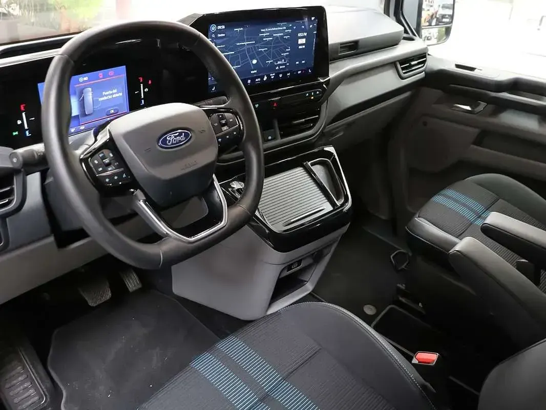 Usado Ford Tourneo Custom Titanium X 160 kW (218 CV) 2024 Plateado Van