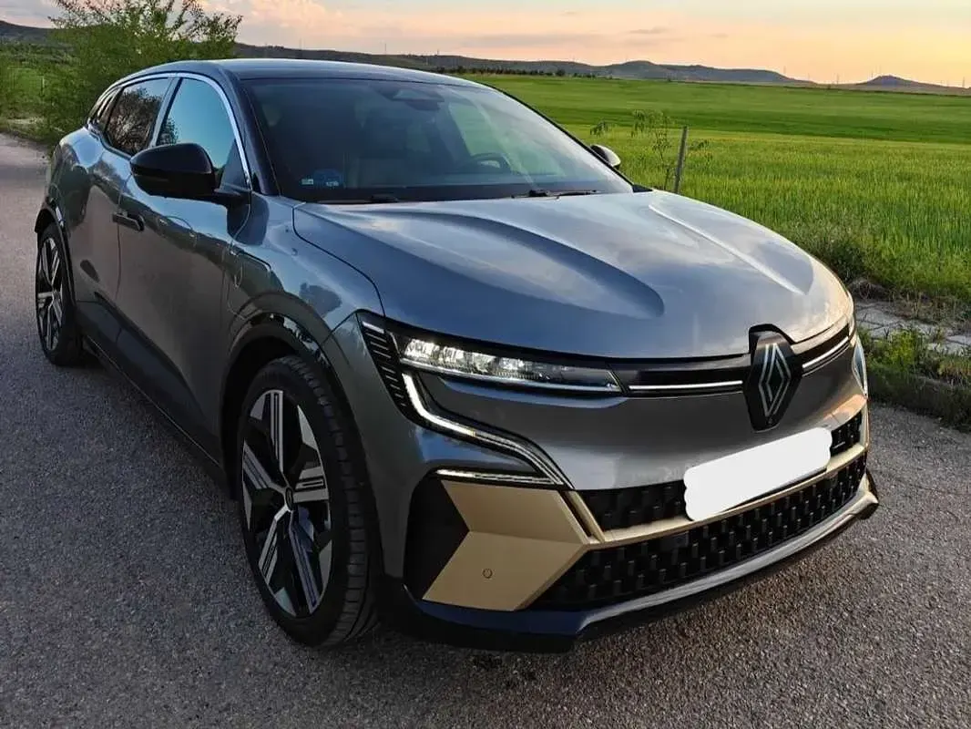 Usado Renault Megane E-Tech Iconic 160 kW (218 CV) 2024 Gris Utilitario