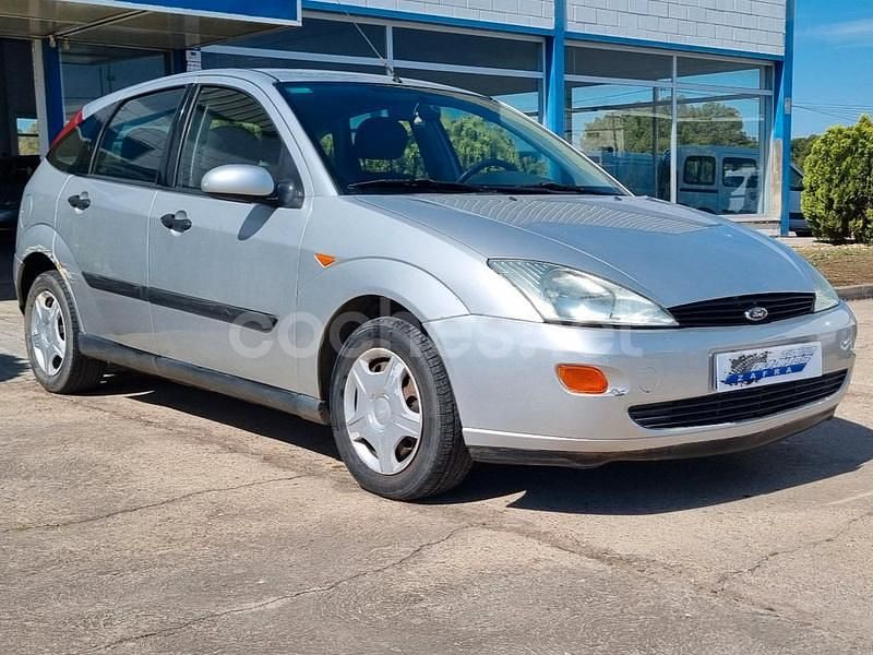 Usado Ford Focus Ambiente 90 CV (66 kW) 2000 Gris / plata Berlina