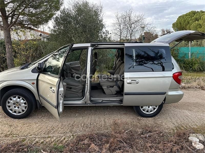 Usado Chrysler Voyager 147 CV (108 kW) 2006 Gris / plata Monovolumen