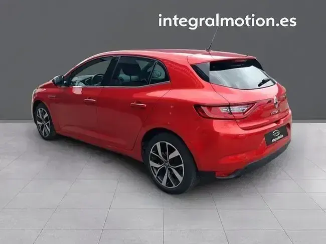 Usado Renault Mégane IV LIMITED 140 CV (102 kW) 2019 Rojo