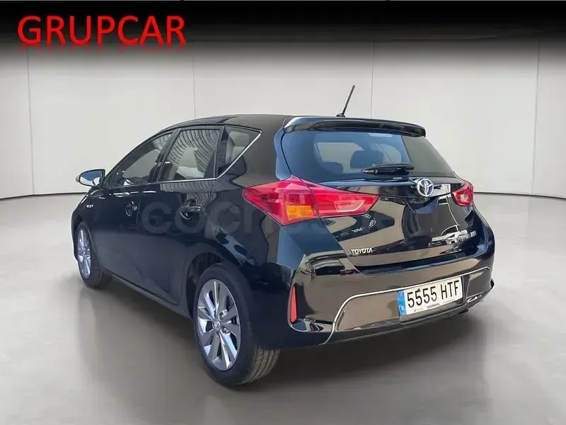Usado Toyota Auris Hybrid Active 136 CV (100 kW) 2013 Negro Berlina