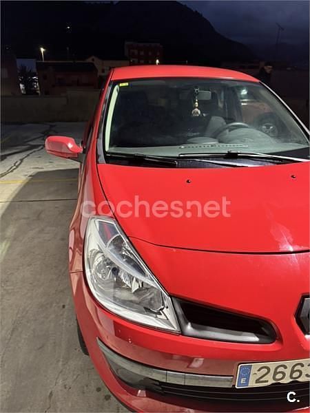 Usado Renault Clio II 75 CV (55 kW) 2008 Rojo Berlina