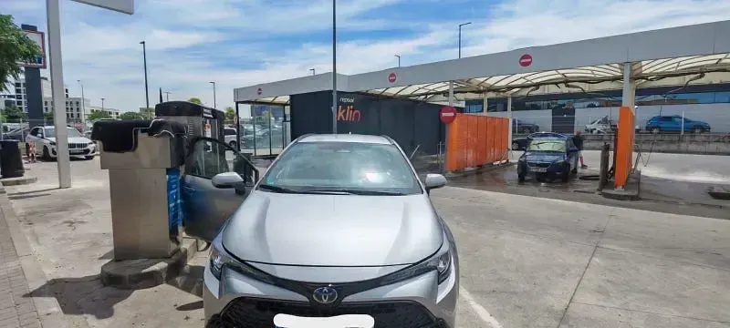 Usado Toyota Corolla Active 140 CV (102 kW) 2023 Gris / plata Familiar
